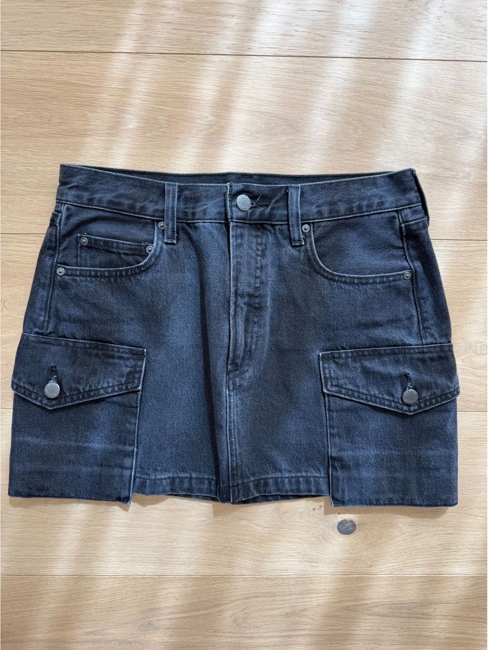 Aritzia Denim Forum The 90s Mid-Rise Cargo Mini Skirt Black Size 26